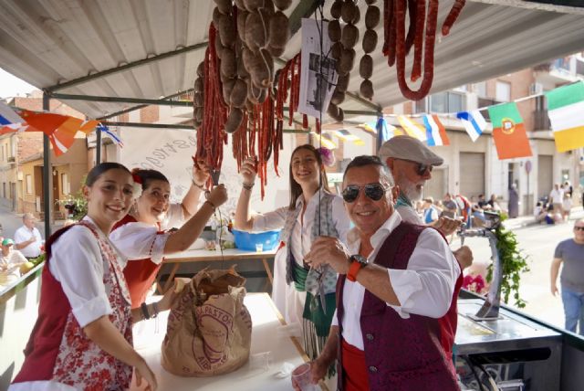 Miles de personas toman las calles de Santomera para celebrar el Bando de la Huerta