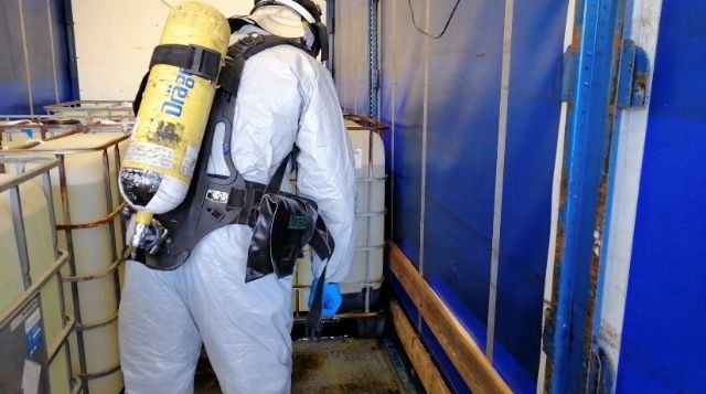 Bomberos del CEIS neutralizan un derrame de ácido clorhídrico de un camión que circulaba por Santomera
