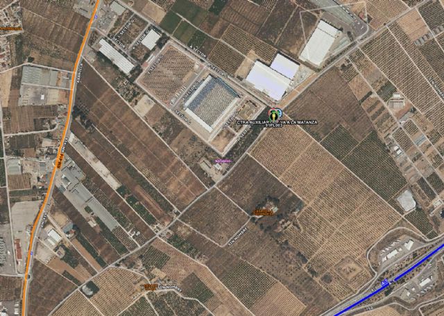 Servicios de emergencia atienden y trasladan a conductor de camión herido en accidente de tráfico ocurrido en Santomera