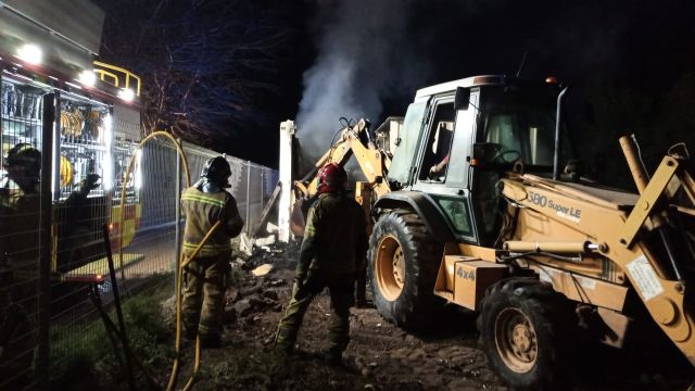 Sanitarios atendieron a un bombero, afectado por el calor durante la extinción del incendio de un camión, la pasada noche en Santomera