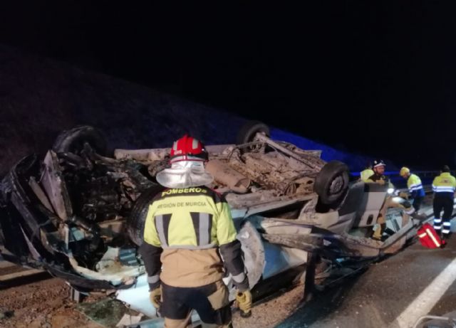 Fallece el conductor de una furgoneta que quedó atrapado tras volcar el vehículo que conducía en Santomera