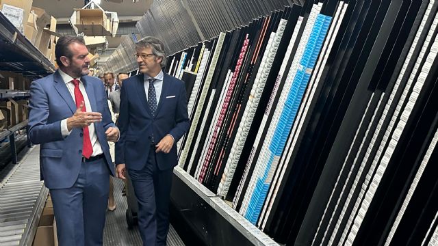 Luis Alberto visita las instalaciones de una empresa farmacéutica