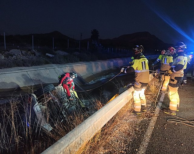 Fallece una persona tras localizar su vehículo volcado en el canal de la Presa de Santomera