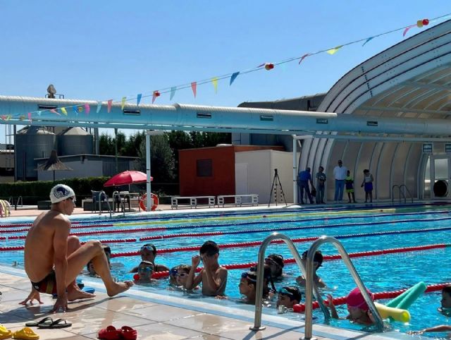 El nadador profesional Diego Mira vuelve a la piscina municipal de Santomera para ofrecer una masterclass