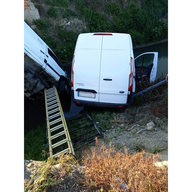 Varios heridos en un accidente de tráfico con tres furgonetas implicados, dos de las cuáles han caído a un canal de agua