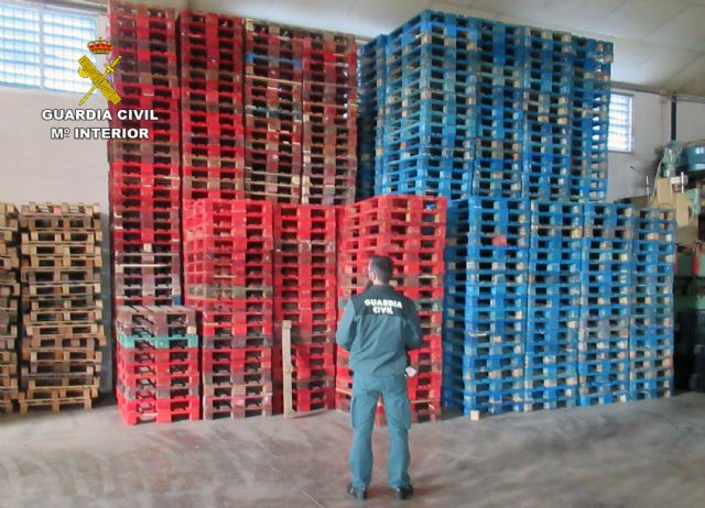 La Guardia Civil recupera 644 palets de madera, valorados en más de 10.000 euros, en una nave de Santomera