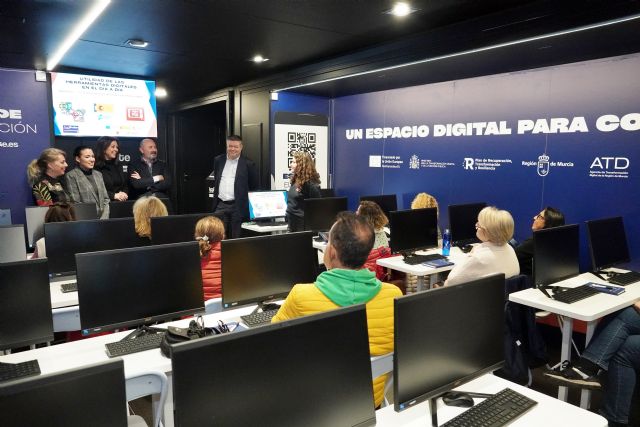 La unidad móvil de 'Applícate' ofrece esta semana formación gratuita en competencias digitales en Santomera