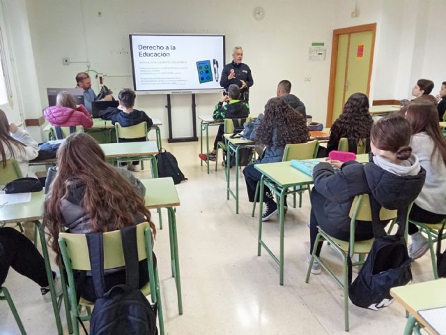 El agente tutor de la Policía Local de Santomera imparte charlas para concienciar al alumnado sobre conductas de riesgo