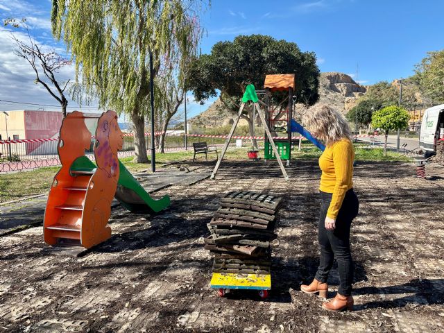 El Ayuntamiento de Santomera renueva el pavimento del parque infantil del Jardín de Euterpe