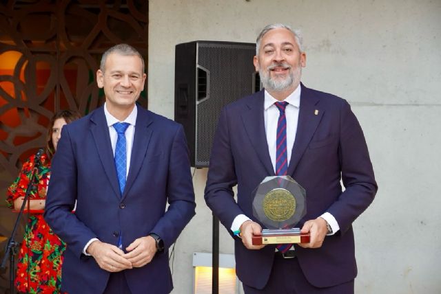 El alcalde de Santomera recibe la distinción de 'Rey Lobo' por su labor de recuperación del patrimonio histórico
