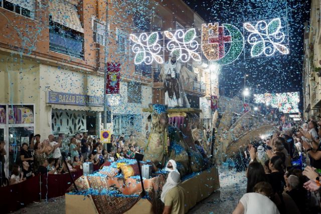 El desfile de Moros y Cristianos vuelve a llenar Santomera de color, música y tradición