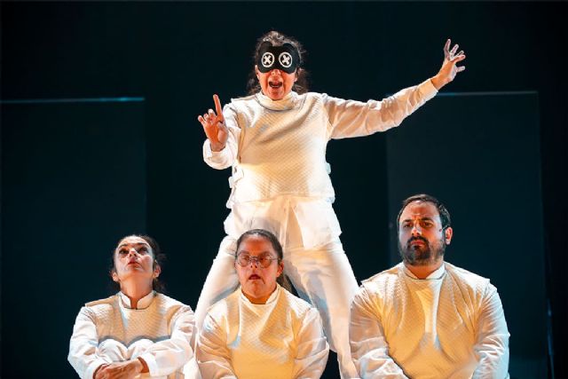La compañía murciana Cía Deconné presenta en El Siscar (Santomera) el espectáculo 'Cría Cuerdos'