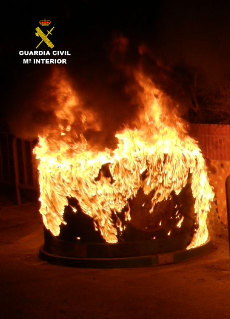 La Guardia Civil detiene a cuatro jóvenes por quemar una veintena de contenedores en Santomera