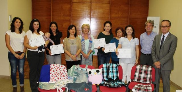 Miralles valora el esfuerzo de las 11 mujeres de Santomera que han concluido el taller de costura de la Asociación ´Proyecto Abraham´