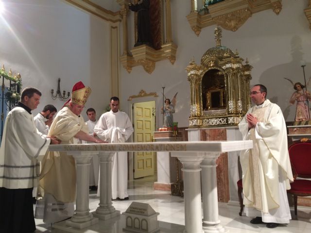 Mons. Lorca Planes consagra la iglesia del monasterio de las Clarisas de Santomera
