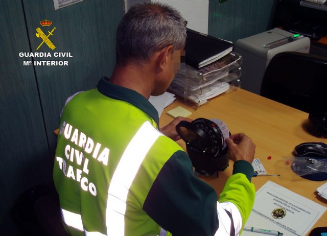 La Guardia Civil intercepta al conductor de un camión articulado de gran tonelaje con el tacógrafo manipulado