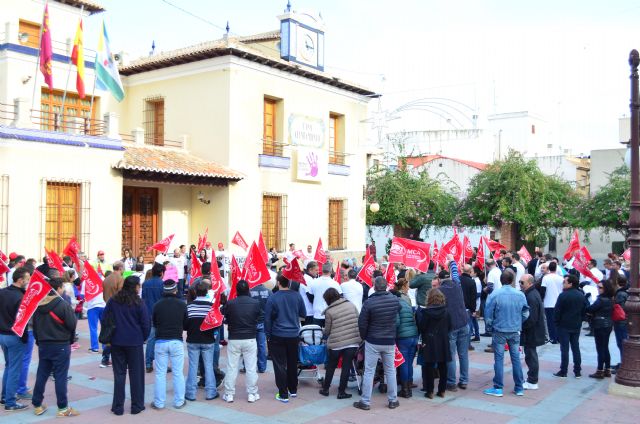 Los 47 trabajadores de Arimesa, junto a sus familias, se han manifestado en el Ayuntamiento de Santomera en defensa de sus puestos de trabajo y contra el cierre de la empresa