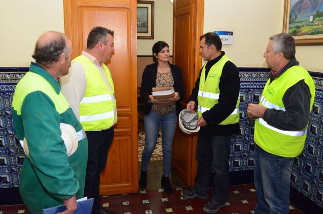 Los trabajadores de Arimesa han entregado a la alcaldesa 4452 firmas de los vecinos de Santomera