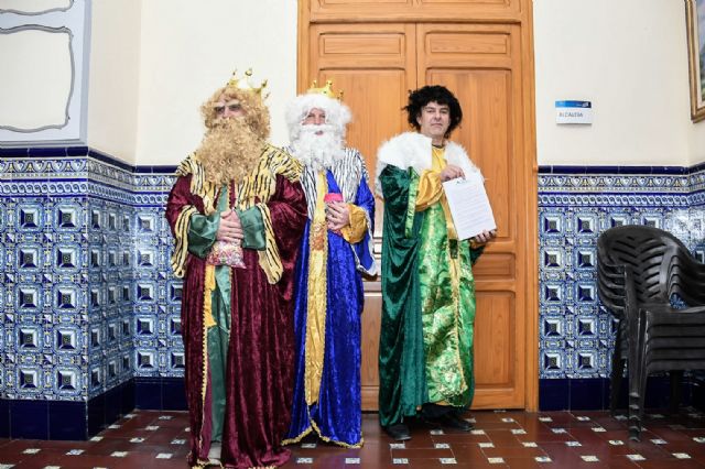 Tres empleados de ARIMESA vestidos de Reyes Magos han intentado entregar una carta a la alcaldesa socialista de Santomera