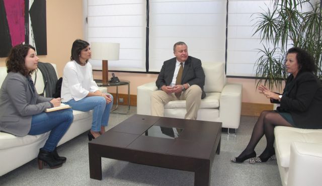 El consejero de Fomento se reúne con la alcaldesa de Santomera