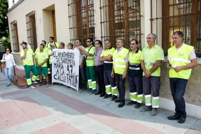 Los trabajadores de ARIMESA se han concentrado hoy en el Ayuntamiento de Santomera