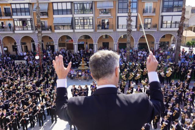 Veinte bandas y más de un millar de músicos convierten Santomera en un escenario de alegría y convivencia Veinte bandas y más de un millar de músicos convierten Santomera en un escenario de alegría y convivencia