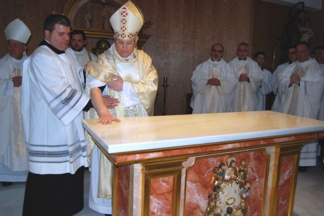 El Obispo consagra la capilla del nuevo Seminario Menor de San José