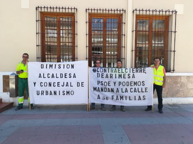Los trabajadores de ARIMESA afectados por el cierre de su empresa piden en el Ayuntamiento de Santomera la dimisión de la alcaldesa del PSOE