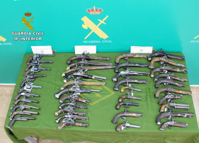 La Guardia Civil se incauta en Santomera de 40 armas de fuego históricas en posesión de un coleccionista