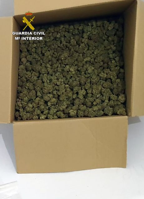 La Guardia Civil detiene en ruta a un conductor con seis kilos de marihuana